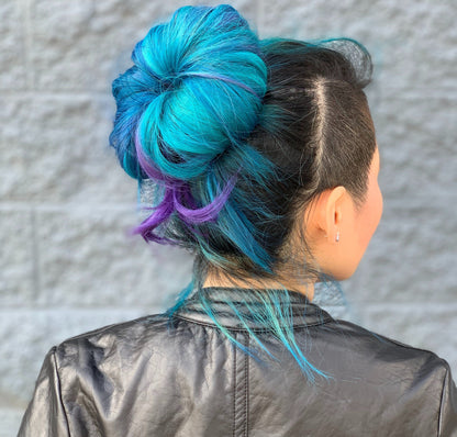 This beautiful bun, created with BUN BARZ by PONY-O, feels comfortable and secure all day. No need for pins, sprays or hair gadgets. 